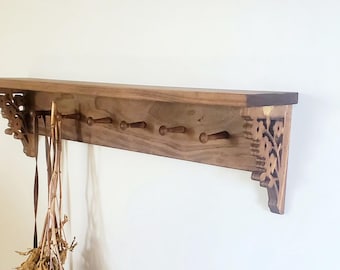 Estantería con perchero de estilo rústico francés, organizador de entrada de madera reciclada, estante de madera con detalles florales