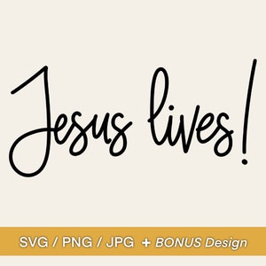 Op de afbeelding: Een digitaal ontwerp met de tekst "Jesus lives!" in een zwart, cursief lettertype. De tekst staat tegen een crèmekleurige achtergrond. Onder de tekst staat de tekst "SVG / PNG / JPG + BONUS Design".