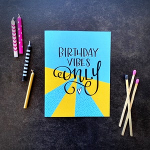 Vibes d’anniversaire uniquement / Carte d’anniversaire / Carte drôle / Doux / Genre / Lumineux / Néon / Bonnes vibrations / Heureux / Félicitations / Fête / Célébrer