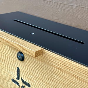 Caja de colecta de la iglesia, para sugerencias, donaciones y ofrendas, caja metálica de pared con cerradura, frontal de madera maciza de roble blanco, ranura superior