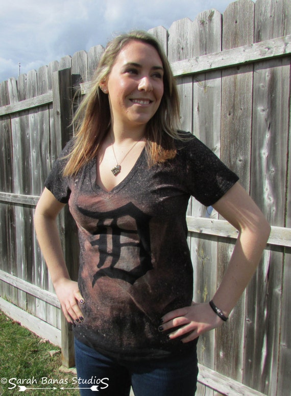 black detroit tigers shirt
