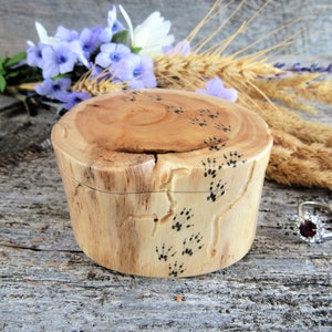 Wooden Engagement Ring Box with Squirrel Artwork. Rustic Ring Box. Engagement Ring Box. Proposal Ring Box. Squirrel Lover Gift.