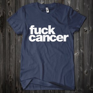 K&ouml;nnte beinhalten: Ein marineblaues T-Shirt mit dem Aufdruck "fuck cancer" in Wei&szlig; auf der Vorderseite.