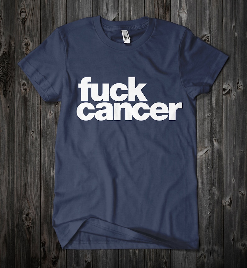 K&ouml;nnte beinhalten: Ein marineblaues T-Shirt mit dem Aufdruck "fuck cancer" in Wei&szlig; auf der Vorderseite.