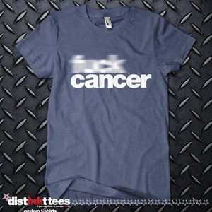 K&ouml;nnte beinhalten: Ein blaues T-Shirt mit dem Aufdruck "f*ck cancer" in wei&szlig; auf der Vorderseite.
