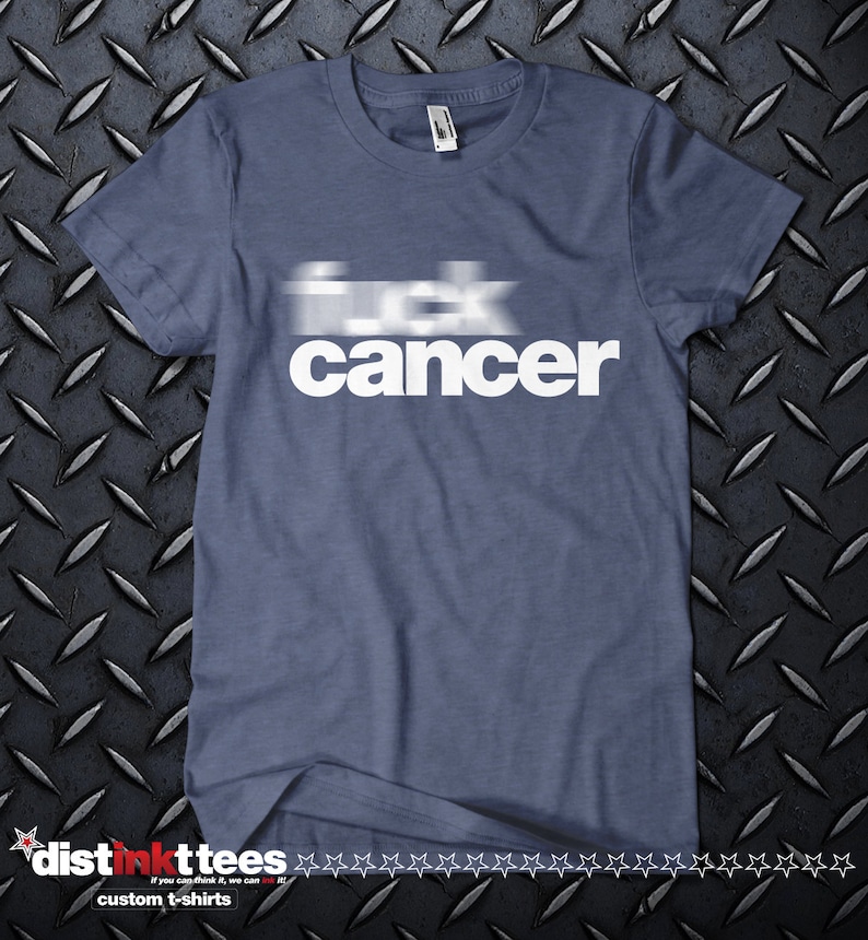 K&ouml;nnte beinhalten: Ein blaues T-Shirt mit dem Aufdruck "f*ck cancer" in wei&szlig; auf der Vorderseite.