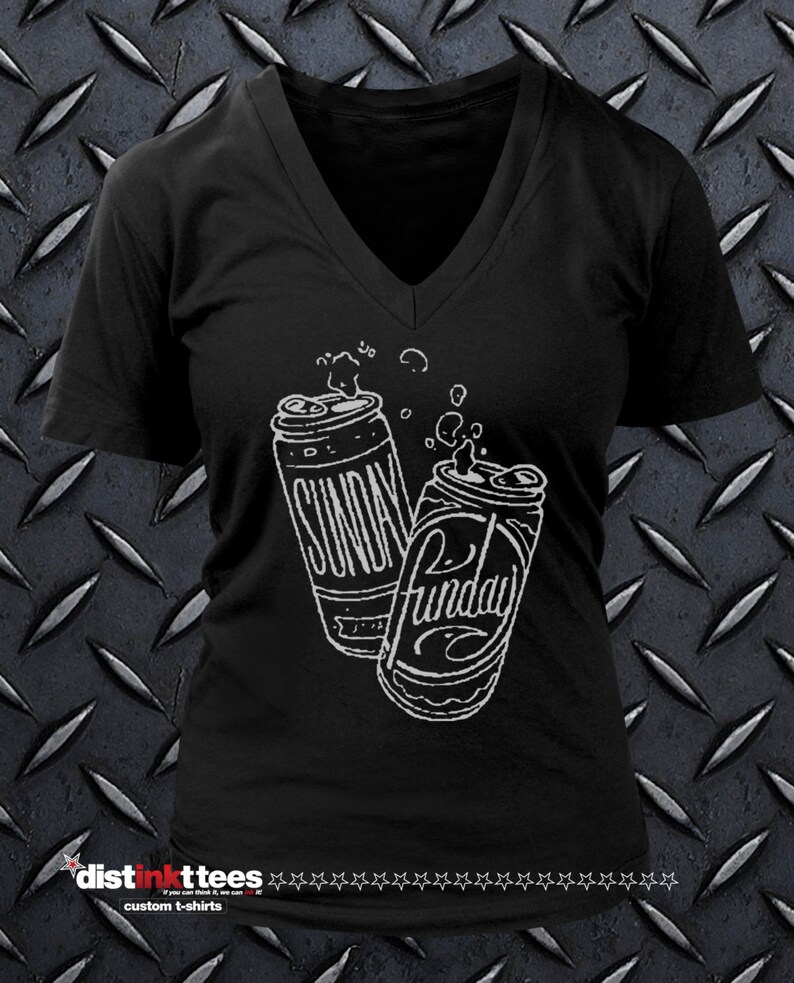 Puede incluir: Camiseta negra de cuello en V con un gr&aacute;fico blanco de dos latas de refresco. Las latas est&aacute;n etiquetadas como "Sunday" y "Funday".