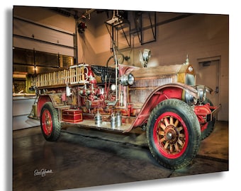 Impresión de LaFrance americana de 1927 sobre un camión de bomberos antiguo