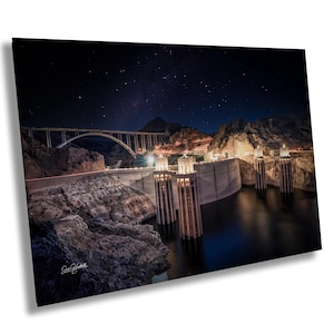 Impresión nocturna de la presa Hoover: Río Colorado, frontera entre Nevada y Arizona