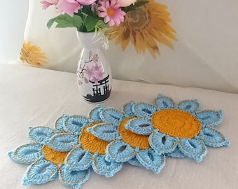 クロシェ編みのデイジーコースター（4枚セット）、ブルー＆イエローの
