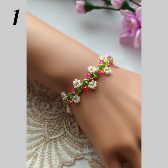 Bracciale con margherite di perline, braccialetto magnetico con fiori di perline color pastello, idea regalo per donne, amiche, sorelle e mamme. - Italia