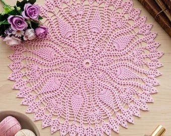 Tapete de ganchillo rosa: centro de mesa de encaje hecho a mano (56 cm)