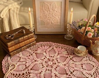 Tapete de encaje de ganchillo hecho a mano: decoración de mesa (63 x 38 cm)