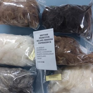 Könnte beinhalten: Fünf Säcke Wolle von verschiedenen britischen Schafrassen, darunter Boreray, Hebridean, Manx Loaghton, North Ronaldsay, Shetland und Soay. Jeder Sack ist mit dem Rassenamen und den Worten "British Primitive Island Breeds Experience" beschriftet.