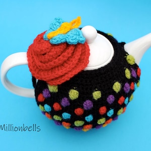 Patrón de crochet para tetera con lunares y flores y mariposas (PDF)