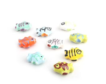 Contas de peixe de desenho animado de porcelana, colar, pulseira, brinco, contas de cerâmica, achados de joias, 15 mm x 13 mm, 1 peça