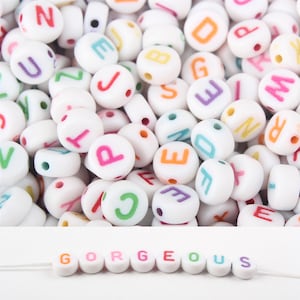 Contas de letras coloridas de alfabeto de acrílico branco redondo, contas para fazer joias, achados de joias 7 mm x 3 mm