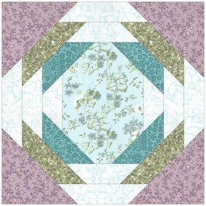 Peut inclure: Un bloc de courtepointe carr&eacute; avec un motif en losange. Le centre pr&eacute;sente un tissu floral bleu clair, entour&eacute; de tissus &agrave; motifs sarcelle, vert olive et lavande. Des tissus blancs et bleu clair cr&eacute;ent la forme de losange. Le bloc est une conception de patchwork.