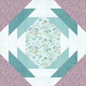 Peut inclure: Un bloc de patchwork carr&eacute; avec un motif floral central bleu clair, entour&eacute; de formes g&eacute;om&eacute;triques turquoise, blanches et lavande. Le motif pr&eacute;sente un losange avec un centre floral et un motif floral r&eacute;p&eacute;t&eacute; dans les coins.