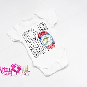 Può includere: Body da bambino bianco con la scritta "IT'S IN MY DNA" in lettere nere. La "A" di DNA è sostituita da un'impronta digitale con i colori della bandiera del Belize. Su una superficie di legno bianca.