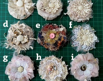 Handgemaakte shabby chic stoffen bloemen, kant textiel rozen, ambachtelijke versieringen bruiloft, bloemenapplicaties voor decor en accessoires