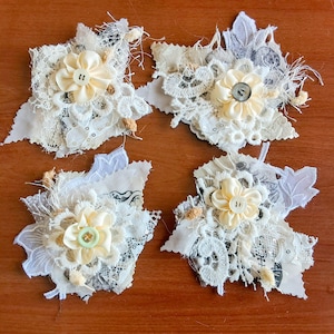Set di 4 decorazioni in tessuto shabby chic – Cluster di pizzo fatto a mano con tela di iuta, perle e fili, applicazione romantica per cucito, fai da te, journaling