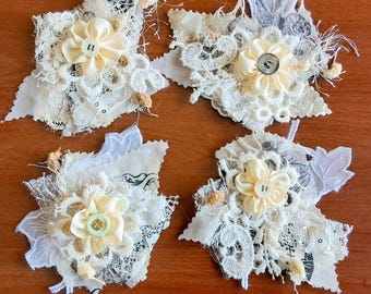 Adornos de tela Shabby Chic: apliques de encaje, arpillera y perlas - Juego de 4