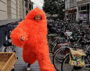 Fantasia de personagem laranja com pelos – Arte vestível feita à mão para apresentações em eventos.