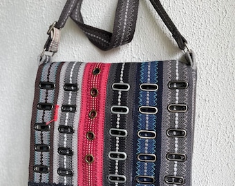 Bolso bandolera con cinturones textiles reciclados, bolso ecológico hecho con vaqueros reutilizados.