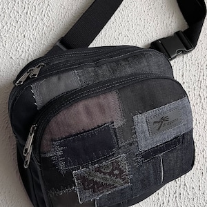 Axelväska i patchwork-denim, höftväska med två fack