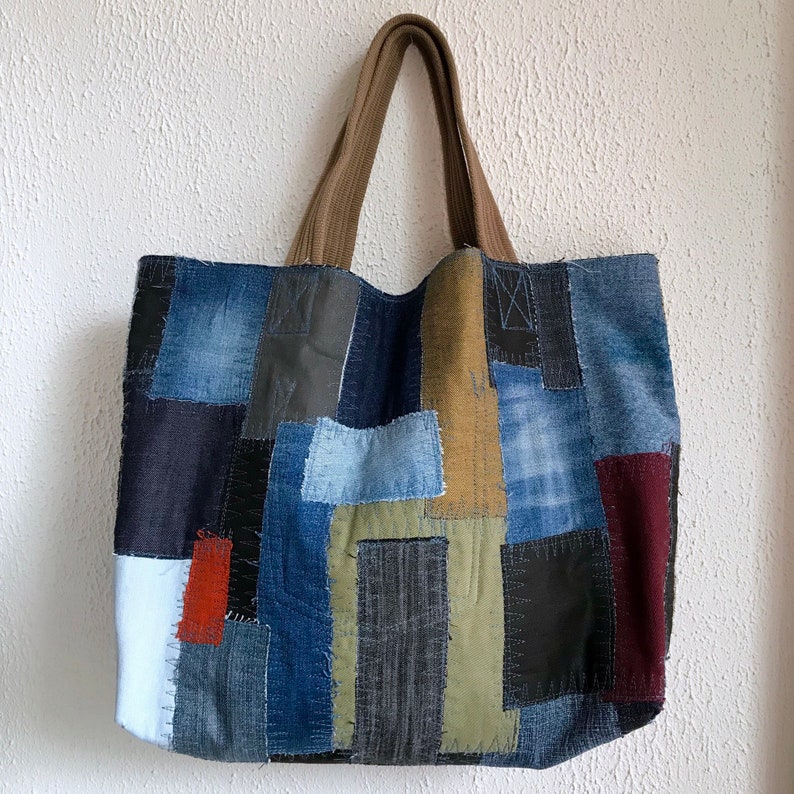 Сумки в стиле пэчворк из джинсов. Шоппер в лоскутном шитье. Сумка из джинсовых лоскутов. Лоскутное шитье сумки. Лоскутные сумки из джинсы.