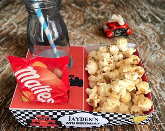 PDF Vorlage Rennauto / Go Kart Popcorn / Kino-Tablett (Druckbar von Ihnen / DIY) Checkered Flagge Pizza Nacho Grasen Box, Film Snack-Box