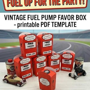 Könnte beinhalten: Rote Vintage-Zapfsäulen-Gastgeschenkboxen mit dem Text "FUEL UP!" und "FUEL UP FOR THE PARTY!". Miniatur-Spielzeugautos und Öldosen ergänzen das Retro-Thema.