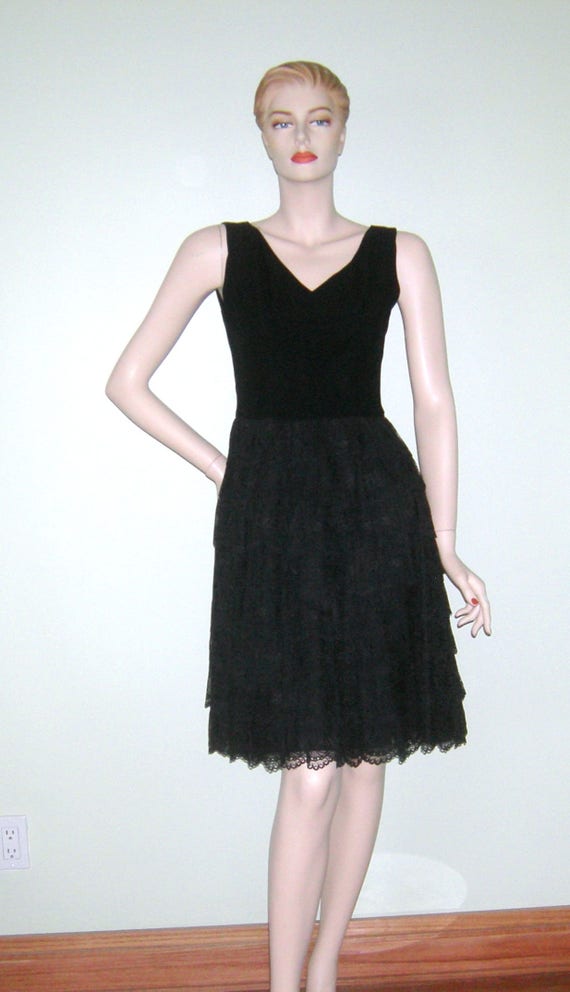 Vintage 1960s Lace Mod Mini Dress/ Chantilly lace/