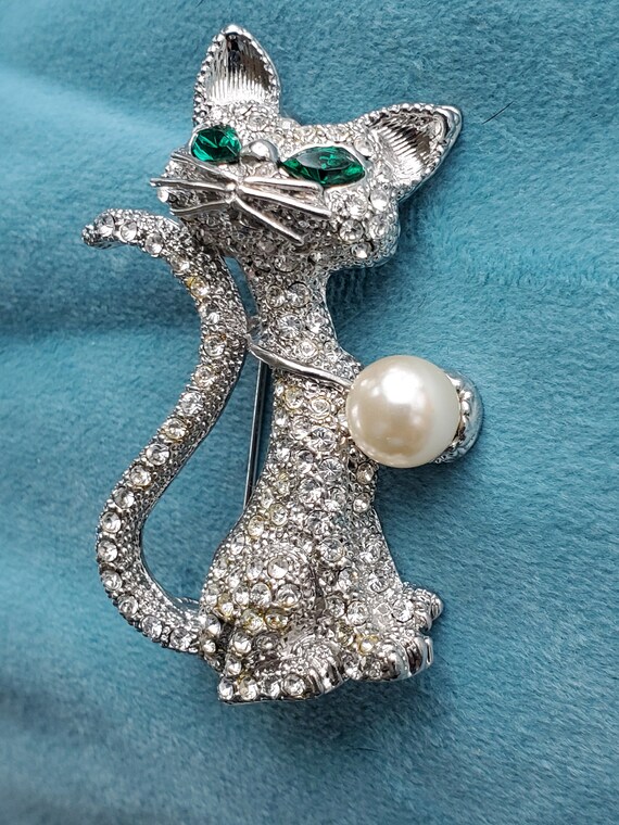 VintageRhinestoneCatBrooch WithPearlNecklace 2 1/… - image 3