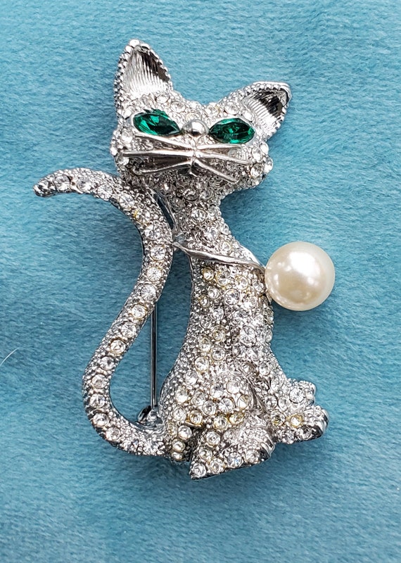 VintageRhinestoneCatBrooch WithPearlNecklace 2 1/… - image 2