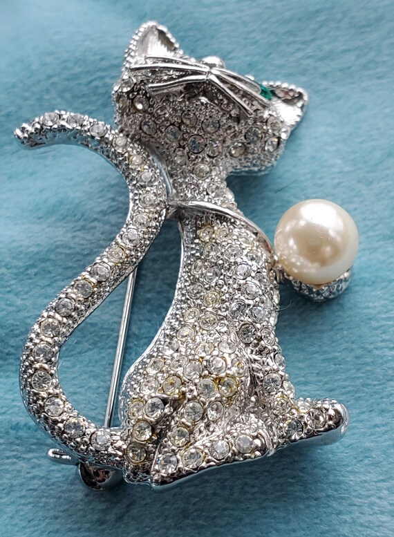 VintageRhinestoneCatBrooch WithPearlNecklace 2 1/… - image 4
