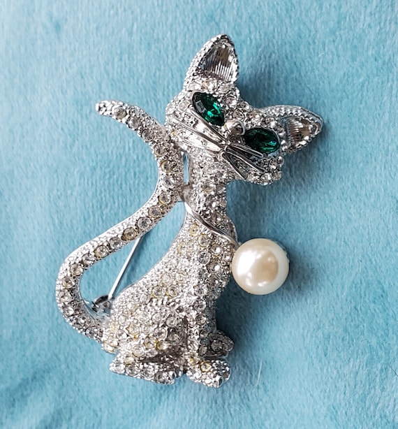 VintageRhinestoneCatBrooch WithPearlNecklace 2 1/… - image 1
