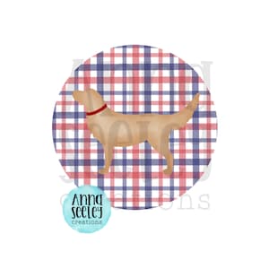 Puede incluir: Un perro golden retriever con un collar rojo está de pie sobre un fondo de cuadros rojos y azules. El fondo es un círculo con un borde blanco. El texto "Anna Seeley creations" está escrito en un círculo azul debajo del perro.