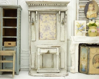 Poppenhuis, schaal 1/12, miniatuur shabby garderobe, Toile de Jouy, houten meubilair