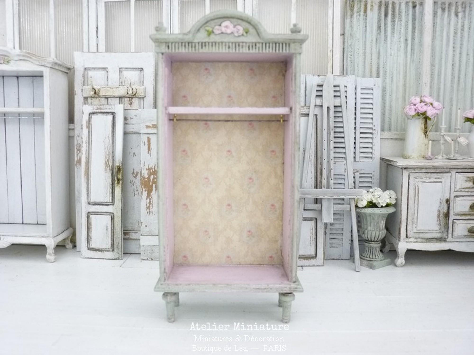 Armoire Miniature 1/12 – Bois Blanc – 9x3,6x16 Cm – Pour Maison De Poupée – Porte Vitrée 3 Niveaux