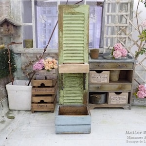 Miniatuur houten kistplanken met groene luiken en roestige metalen beugels, poppenhuis, schaal 1/12