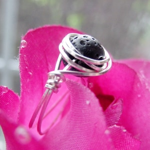 REA!! Ring med aromaterapisten i svart lava, trådlindad, kolsvart lavasten, presentidé. Tillsätt eterisk olja.