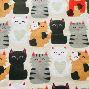 Almofadas de Catnip tamanho 8 x 7. Escolha entre um tecido adorável, confortável e macio. Brinquedos de catnip feitos à mão. Seus gatos vão adorar! Group H
