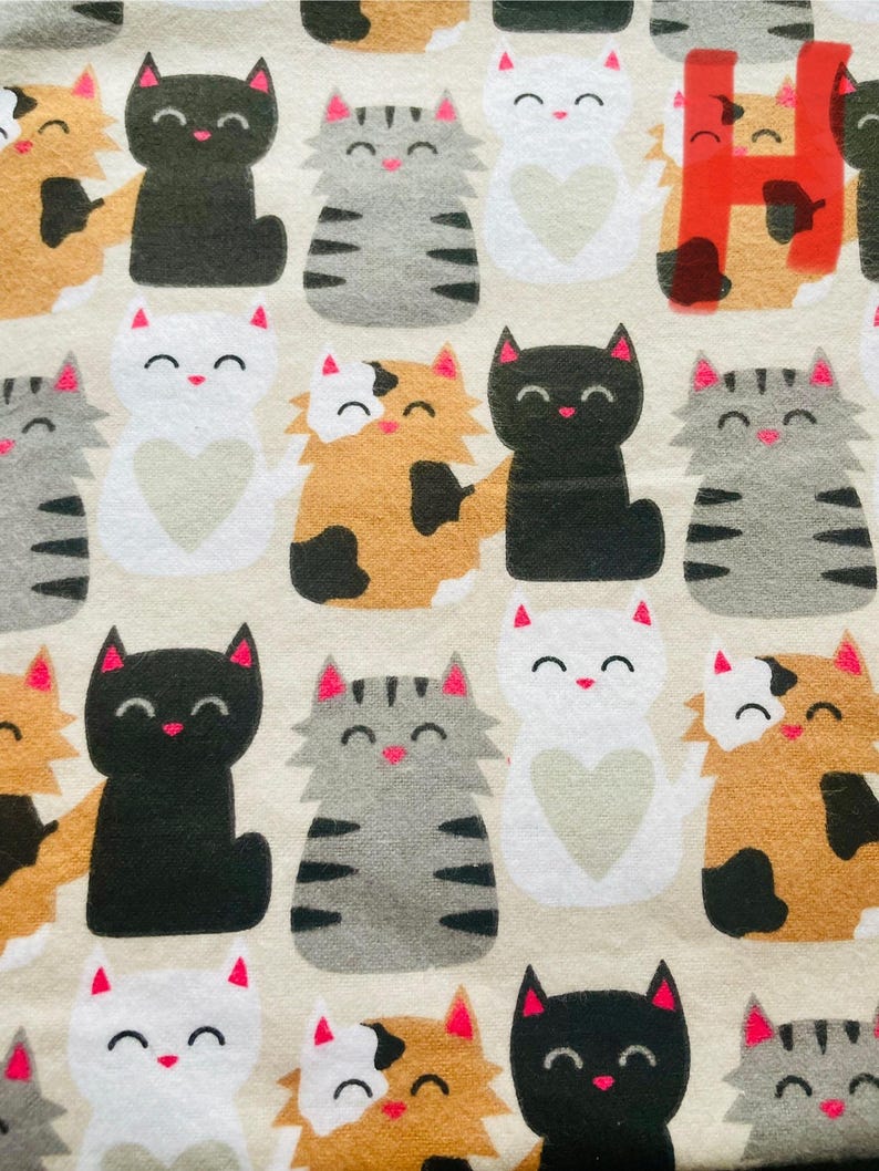 Almofadas de Catnip tamanho 8 x 7. Escolha entre um tecido adorável, confortável e macio. Brinquedos de catnip feitos à mão. Seus gatos vão adorar! Group H