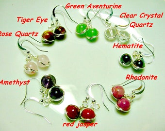 Petite Multi pietra orecchini, filo avvolto unico, cristallo di quarzo, ematite, avventurina, quarzo rosa, occhio di tigre, diaspro rosso, ametista, Chakra