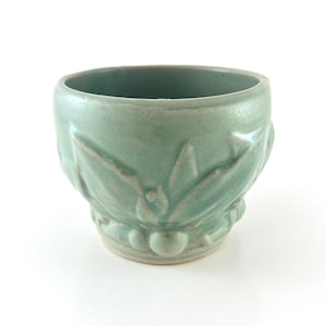 1930&#39;s McCoy Pottery &quot;Small&quot; Matte Green Leaves & Berries Jardiniere