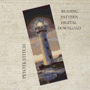 Könnte beinhalten: Ein Perlenmuster im Peyote-Stich mit einem Leuchtturm bei Sonnenuntergang. Der digitale Download enthält den Text "Beading Pattern Digital Download". Der Leuchtturm ist weiß mit schwarzem Dach und vor einem farbenfrohen Himmel.