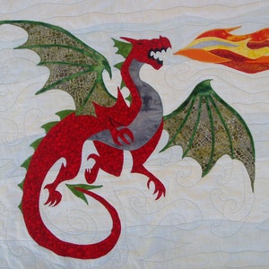 Peut inclure: Un dragon rouge avec des ailes vertes et une longue queue vole dans les airs. Il crache du feu, qui est jaune et orange.