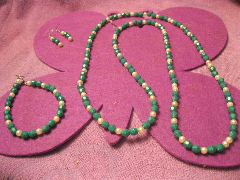 CHRISTMAS GREEN and WHITE Long Necklace Jewelry Set